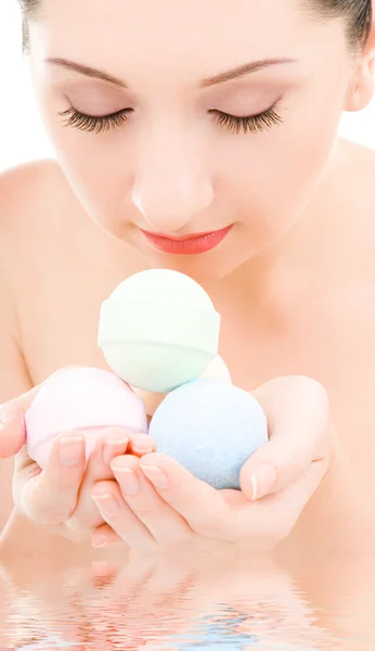 Jovem com bolas aromáticas para spa — Fotografia de Stock