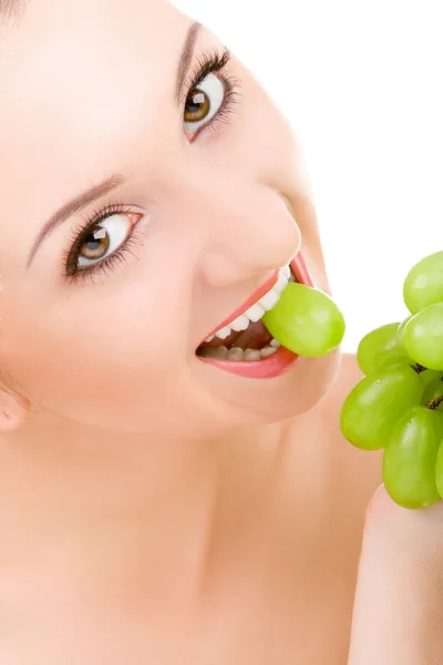 Mooie vrouw met groene druif — Stockfoto