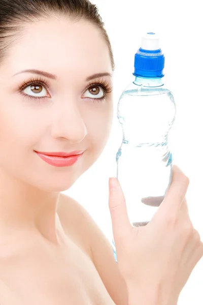 Ładna kobieta z butelką czystej wody — Zdjęcie stockowe