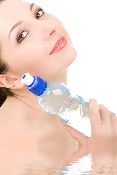 Красивая женщина с бутылкой чистой воды — стоковое фото