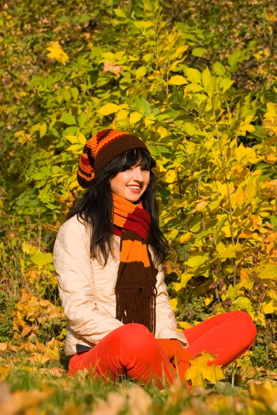 Sonbahar yaprak üzerinde genç güzel kadın — Stok fotoğraf