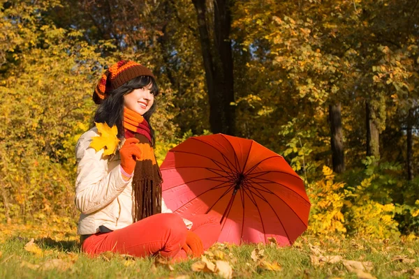 Young pretty woman on the autumn leaf — Stock Photo, Image