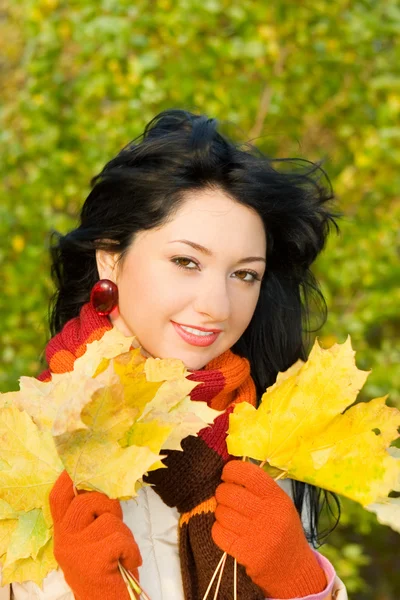 Young pretty woman in the autumn park — Stock Photo, Image