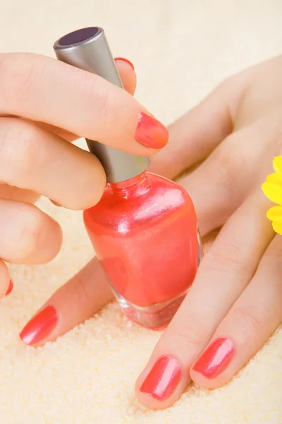 Mulher bonito fazendo manicure — Fotografia de Stock