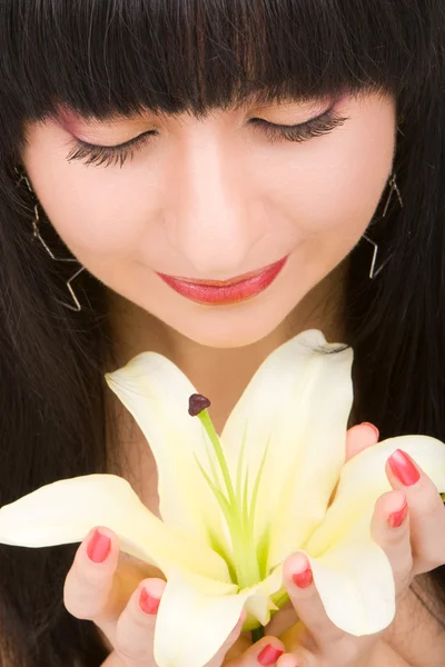 Junge Frau mit Lilienblüte — Stockfoto