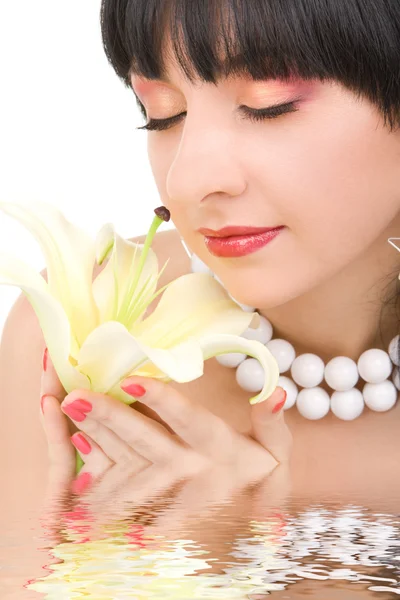 Fiatal nő, liliom virág — Stock Fotó