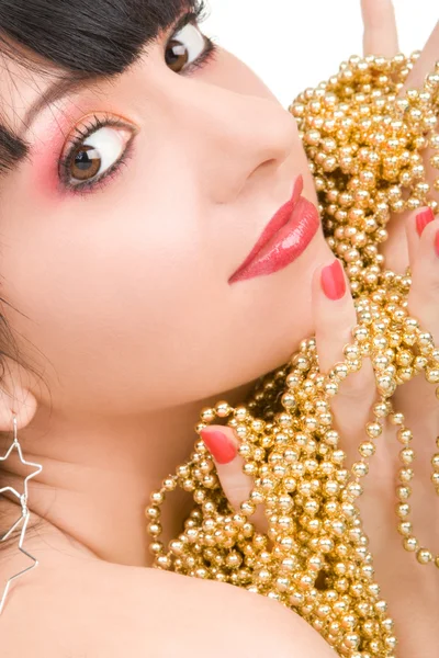 Портрет модной женщины с золотым ожерельем — стоковое фото