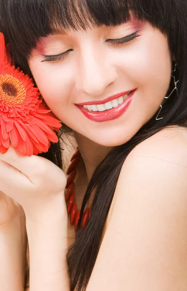 Νεαρή γυναίκα με το κόκκινο λουλούδι — Φωτογραφία Αρχείου