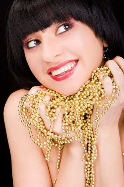 Портрет модной женщины с золотым ожерельем — стоковое фото