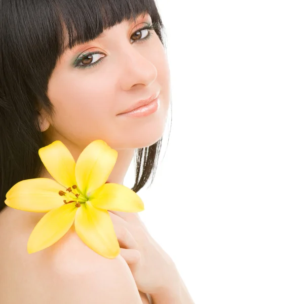 Ung kvinna med lily flower — Stockfoto