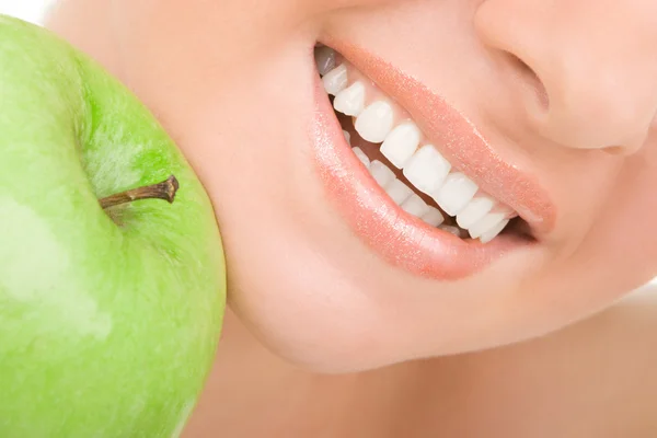Zdrowe zęby i zielone jabłko — Zdjęcie stockowe