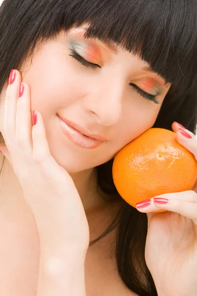 Vacker kvinna med apelsin — Stockfoto