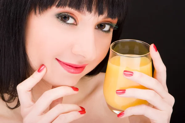 Süße Frau mit einem Glas Saft — Stockfoto