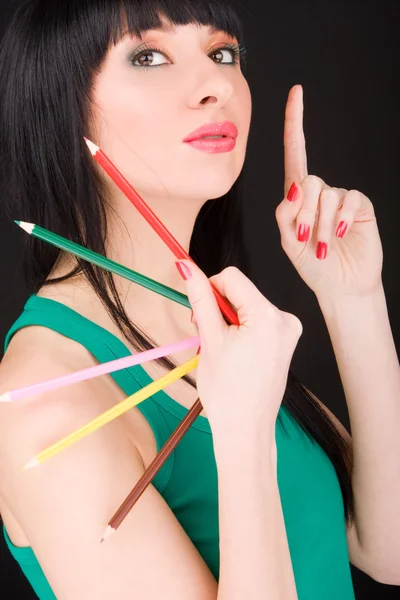 Jovem mulher com lápis varicolored — Fotografia de Stock