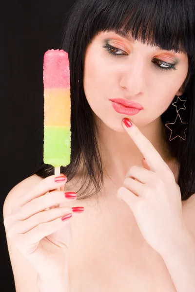Süße Frau mit Eis — Stockfoto