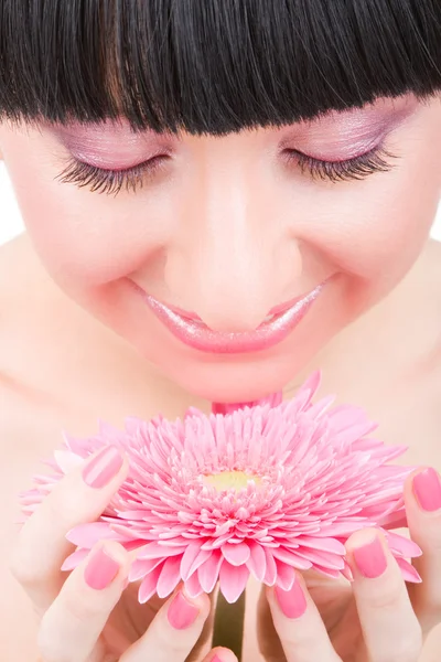 Fiatal nő, gerber virág — Stock Fotó