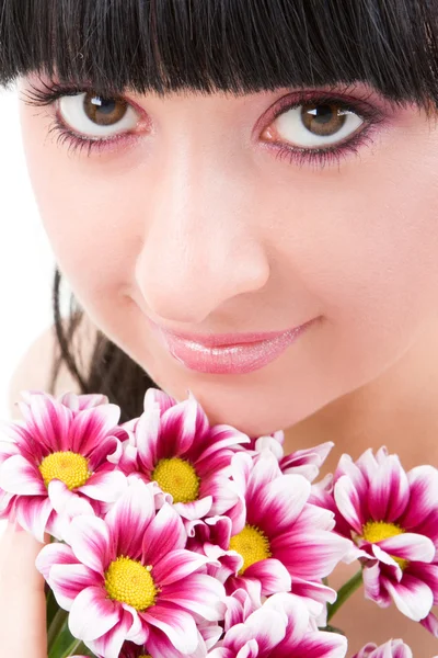 Jeune femme avec des fleurs — Photo
