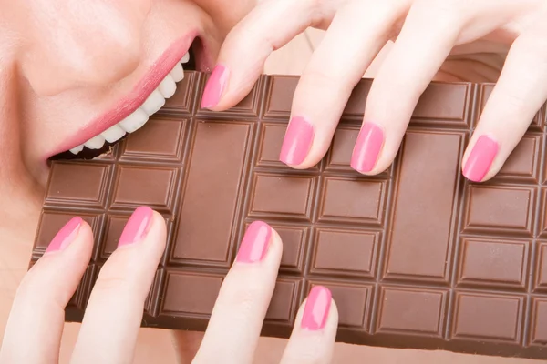 Mujer divertida comiendo chocolate — Foto de Stock