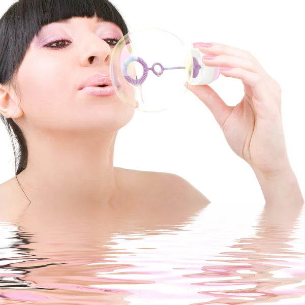 Jeune femme soufflant bulle de savon — Photo