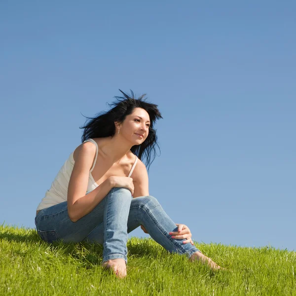 Glad ung kvinna resten på det gröna gräset — Stockfoto