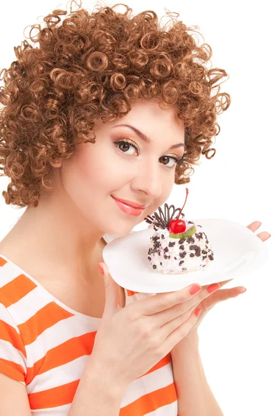 Divertente donna mangiare la torta su sfondo bianco — Foto Stock