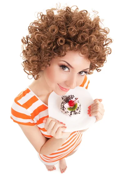 Spaß Frau essen den Kuchen auf dem weißen Hintergrund — Stockfoto