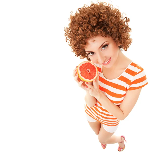Веселая женщина с грейпфрутом на белом фоне — стоковое фото