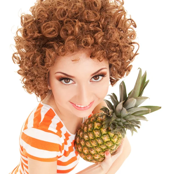 Kul kvinna med ananas på den vita bakgrunden — Stockfoto