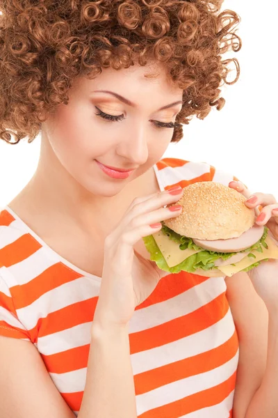 Веселая женщина с бутербродом на белом фоне — стоковое фото