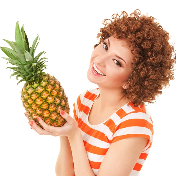 Веселая женщина с ананасом на белом фоне — стоковое фото