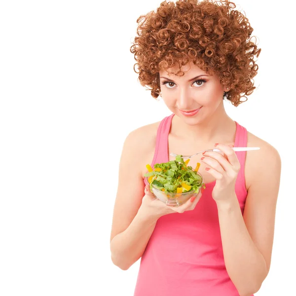 Mujer divertida comiendo la ensalada en el fondo blanco —  Fotos de Stock