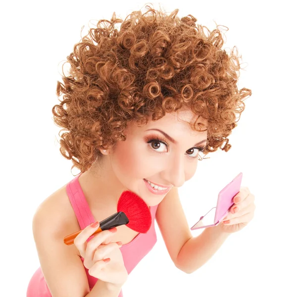 Mulher divertida com escova para maquiagem no fundo branco — Fotografia de Stock