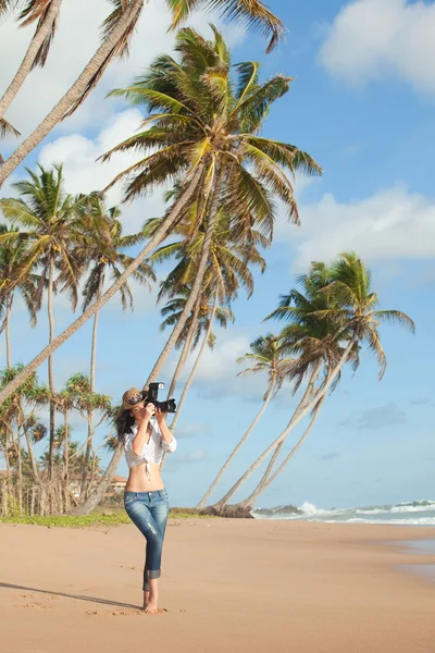 사진 카메라와 함께 열 대 해변에서 패션 여자 — 스톡 사진