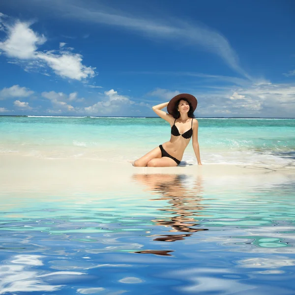 Gelukkig mode vrouw op het strand — Stockfoto