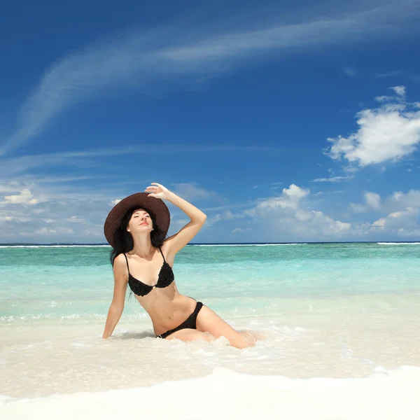 Mujer de moda feliz en la playa —  Fotos de Stock