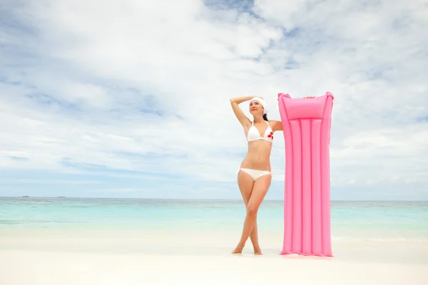 Lykkelig dame med oppblåsbar madrass på stranda – stockfoto