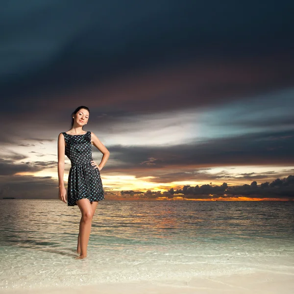 Mulher de moda no fundo do pôr do sol mar — Fotografia de Stock