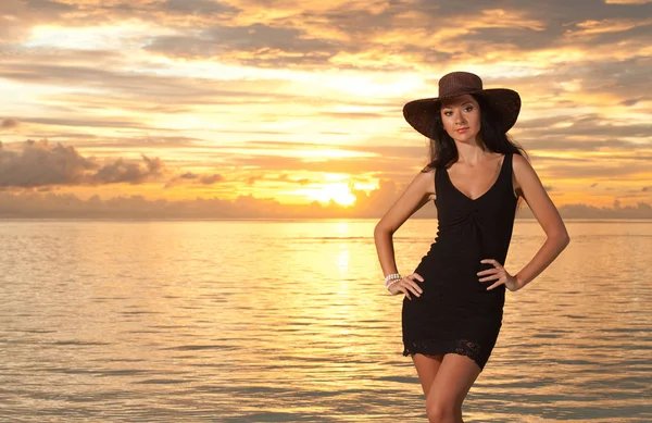 Fashion woman on the sea sunset background — Stock Photo, Image