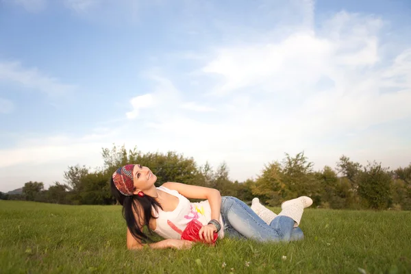Fashion woman rest in the park — Stock Photo, Image