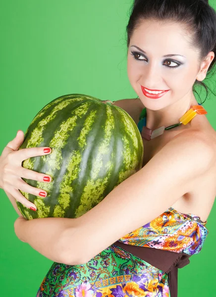 Mode vrouw met watermeloen op de groene achtergrond — Stockfoto