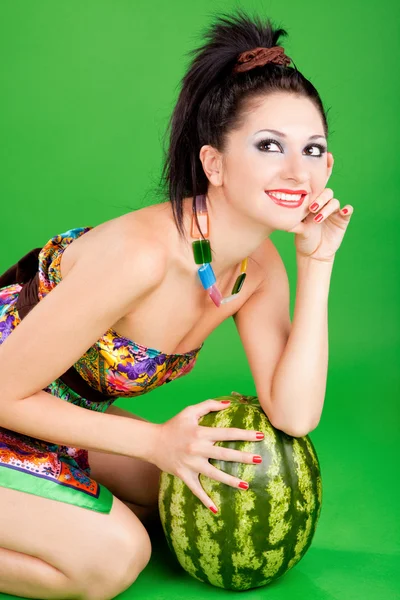 Modefrau mit Wassermelone auf grünem Hintergrund — Stockfoto