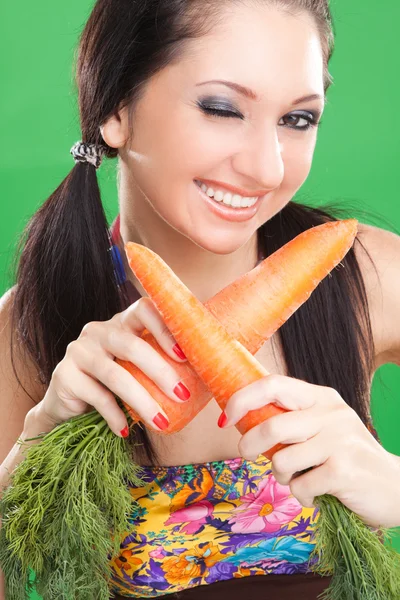 Chica de la expresión con zanahoria en el fondo verde — Foto de Stock