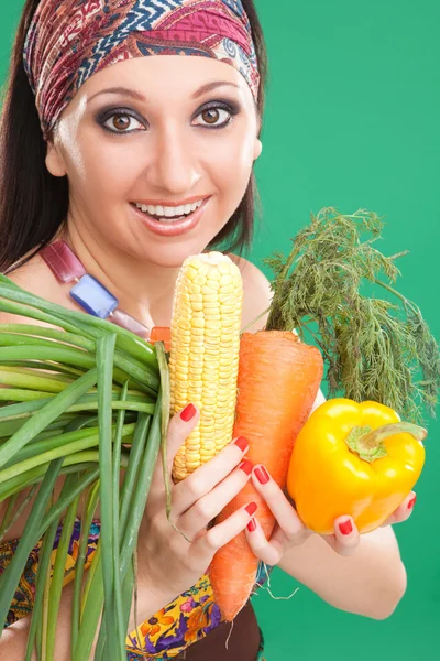 きれいな女の子、緑色の背景で野菜を — ストック写真