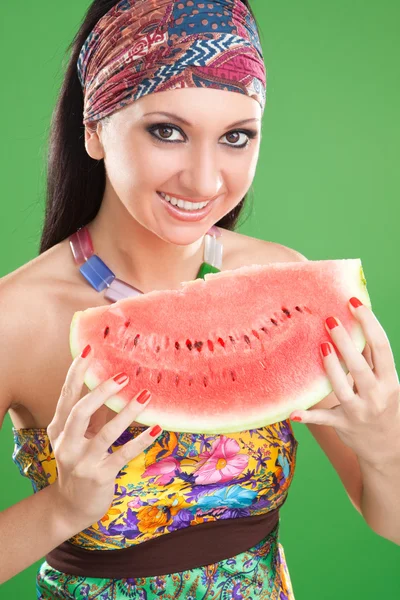 Modefrau mit Wassermelone auf grünem Hintergrund — Stockfoto
