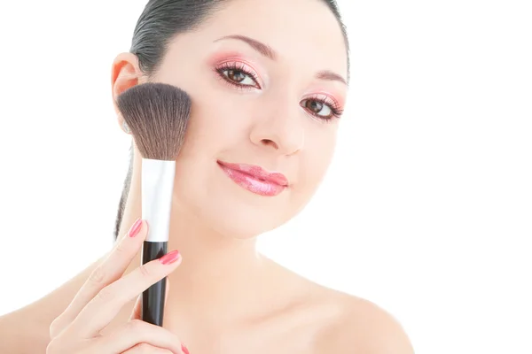 Ung kvinna med borste för makeup — Stockfoto