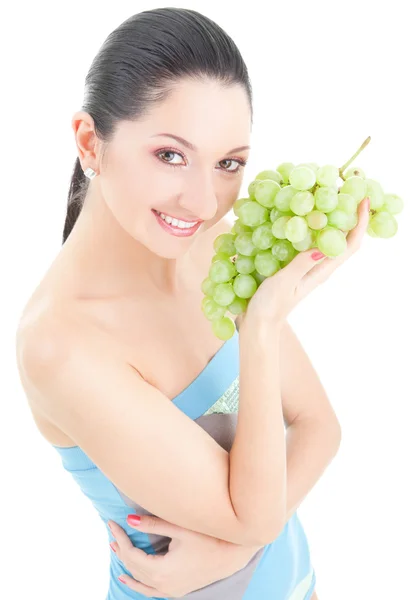 Krásná žena s hroznovým vínem na bílém pozadí — Stock fotografie
