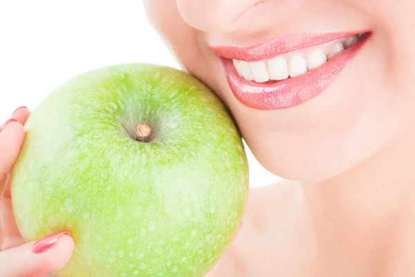 Sağlıklı dişler ve yeşil elma — Stok fotoğraf