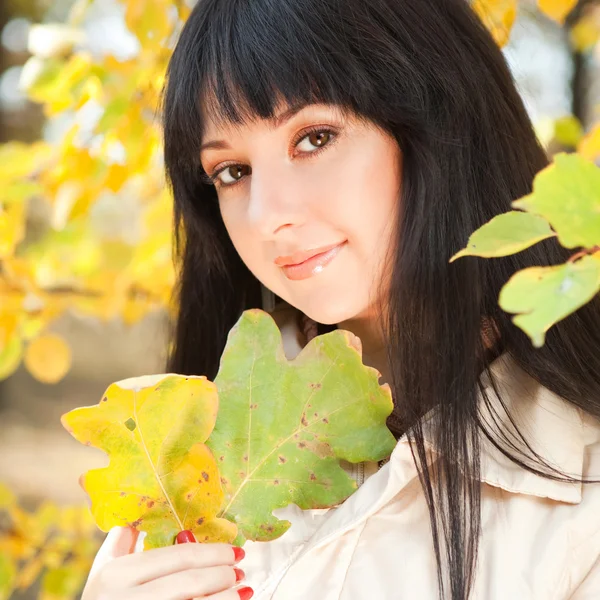 Joven mujer bonita en el parque de otoño —  Fotos de Stock