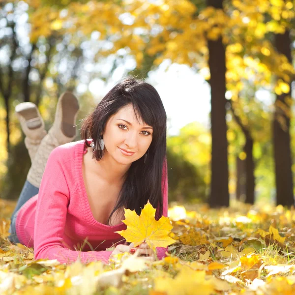 Young pretty woman rest in the autumn park — Stock Photo, Image
