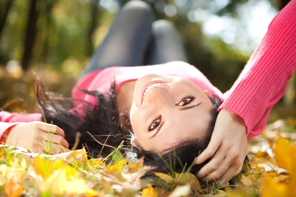 Jonge mooie vrouw in de herfst park — Stockfoto